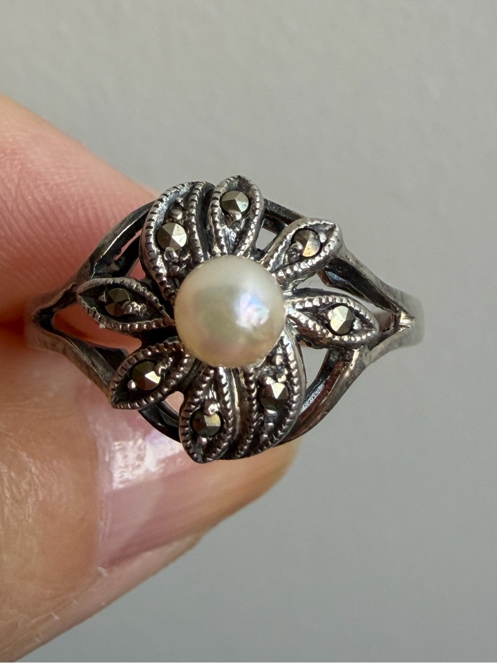 VINTAGE ROUND WHITE PEARL & MARCASITES RING 925 STERLING SILVER - Picture 15 of 16